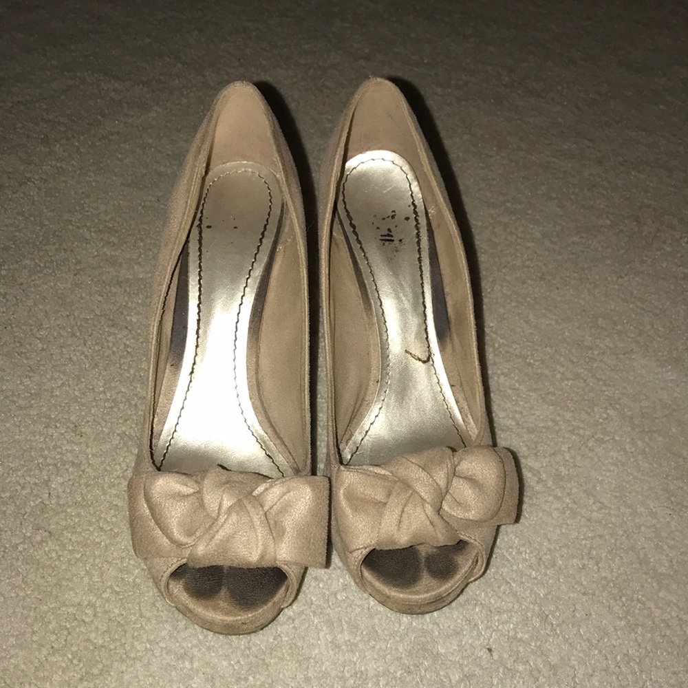 Fioni nude heels with peep toe and bow